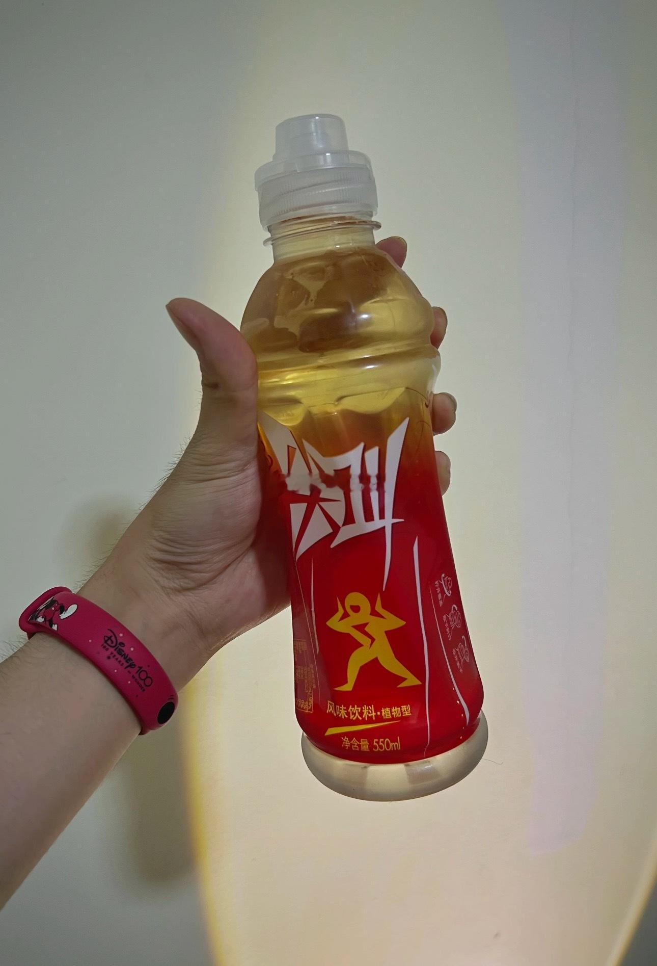 5元红色尖叫炒到8900元一箱红色尖叫不是最难喝的么？有一股淡淡的泥土味➕树枝味