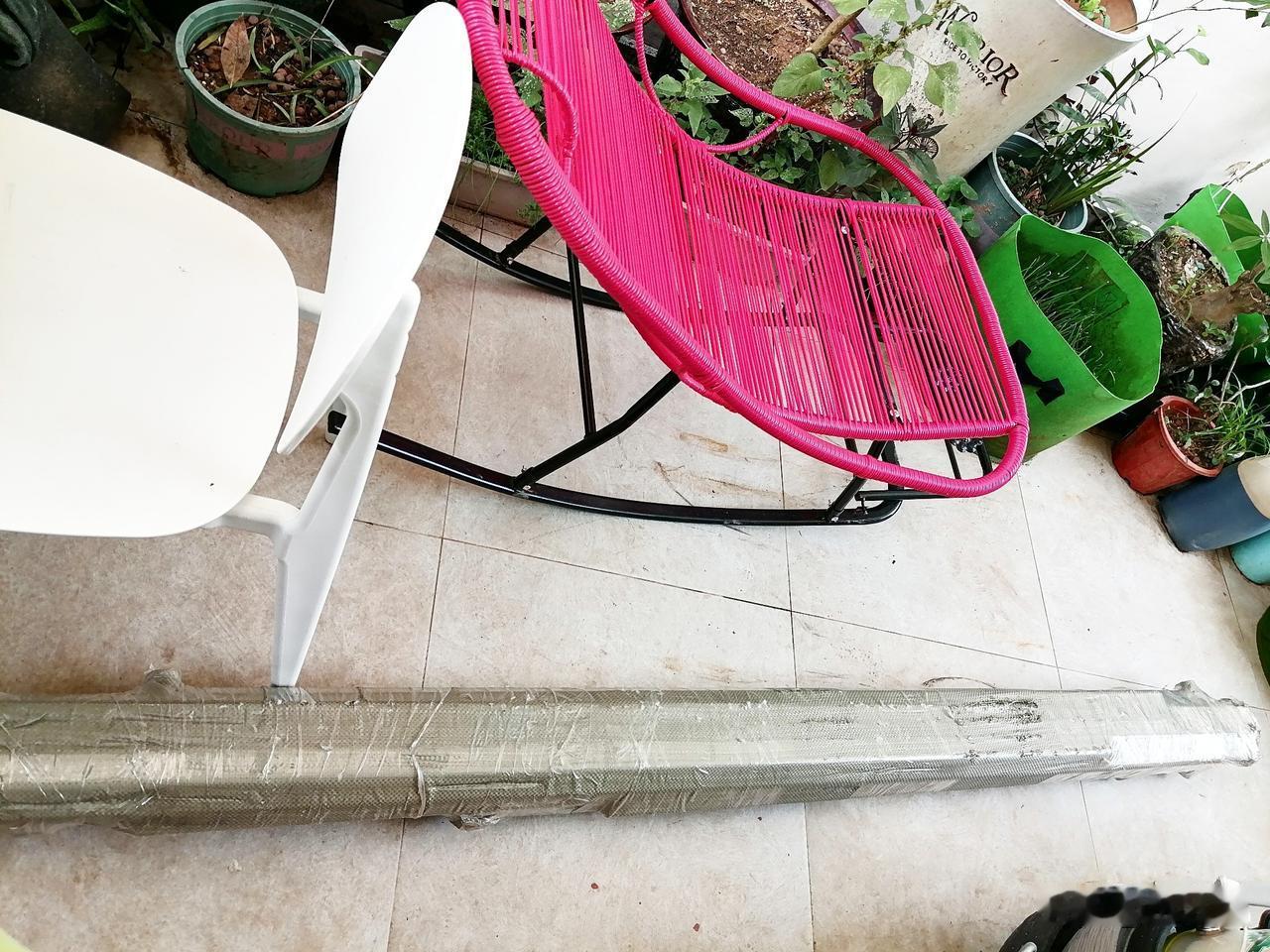 赶在台风前，我终于把晾衣架组装好了！

这些管子是德邦送货上门的，当时是上午十一