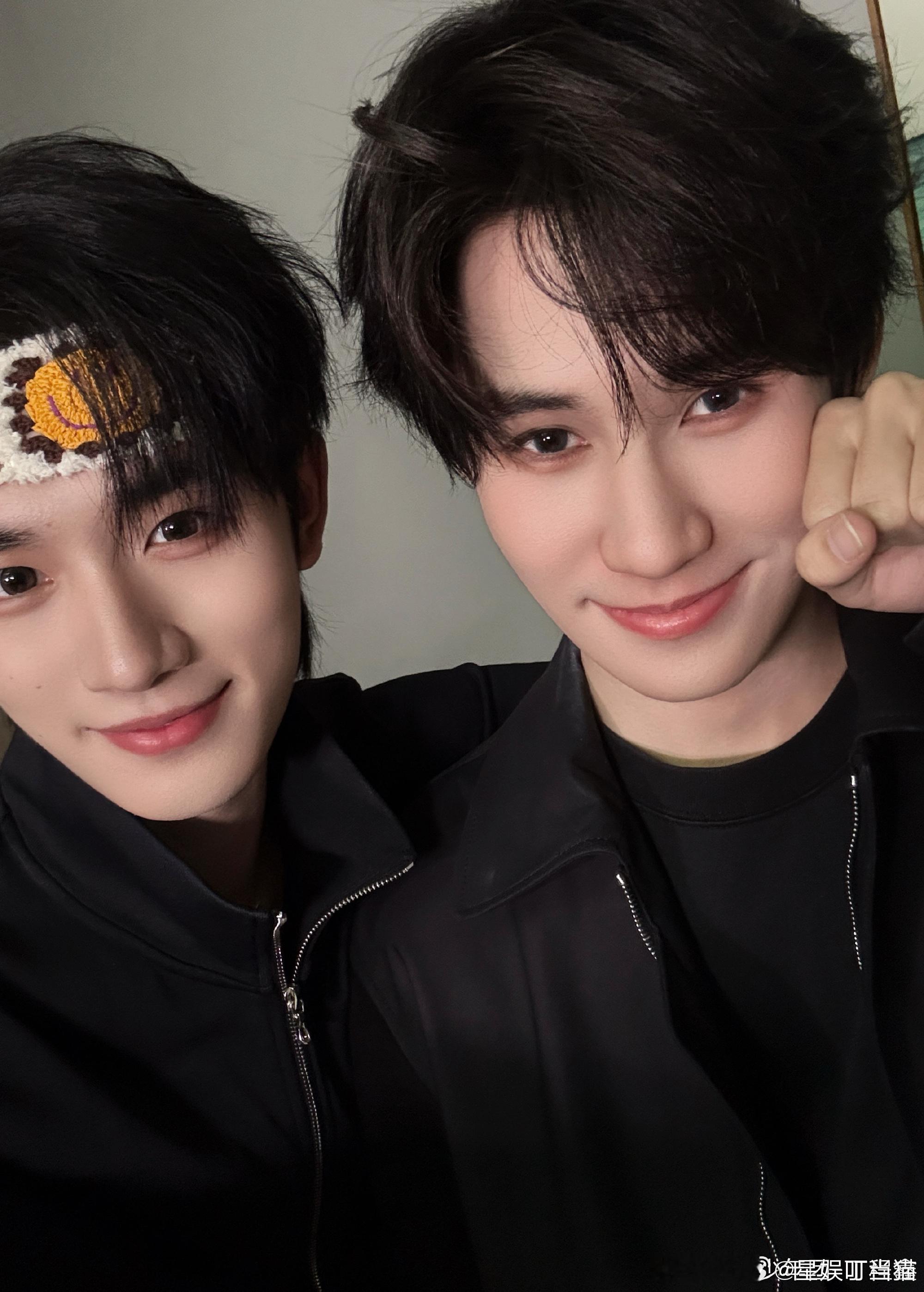 丁程鑫说支持张真源的所有想法丁程鑫叫张真源独一无二的真源儿 超级喜欢这样真诚的友