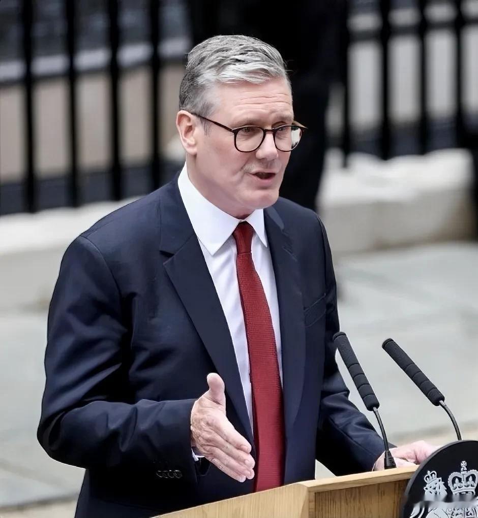突发消息！英国首相斯塔默竟然主动向特朗普妥协了。斯塔默在最新的表态中称，英国将一