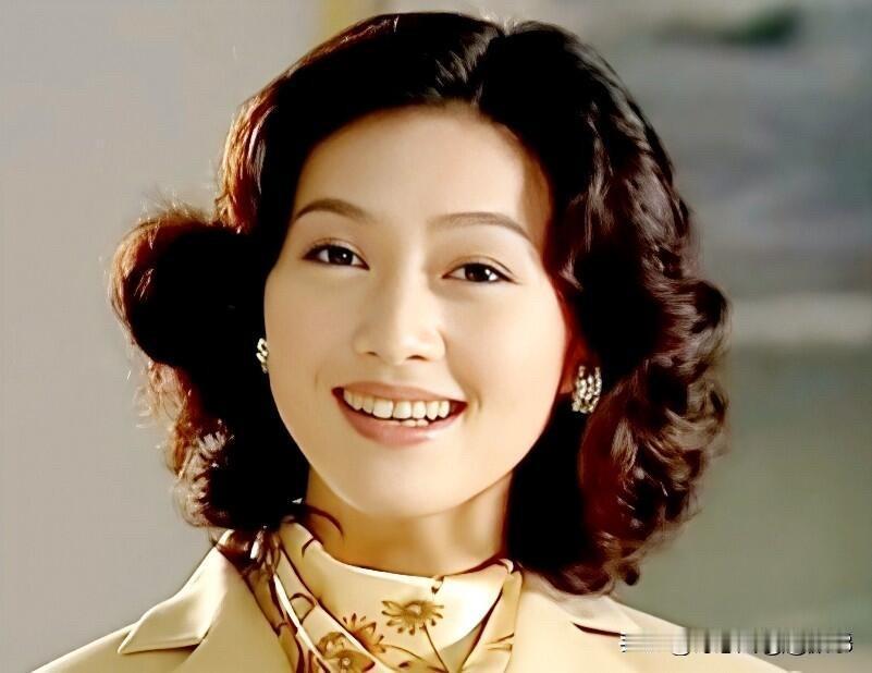 大家还记得照片中这一位头发造型独特的女演员吗，她年轻的时候颜值还是在线的，是地地