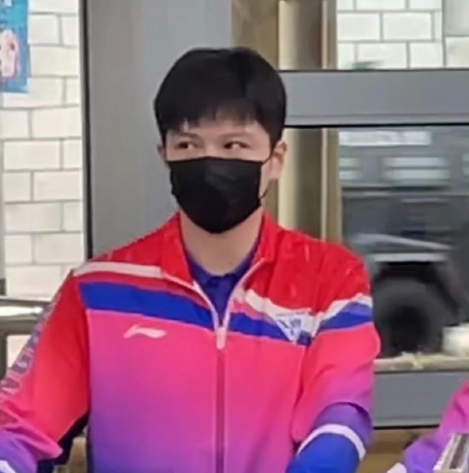 樊振东和上海队友已抵达中国澳门！
即将开启全运会乒乓盛宴。
此次上海队队服非常光