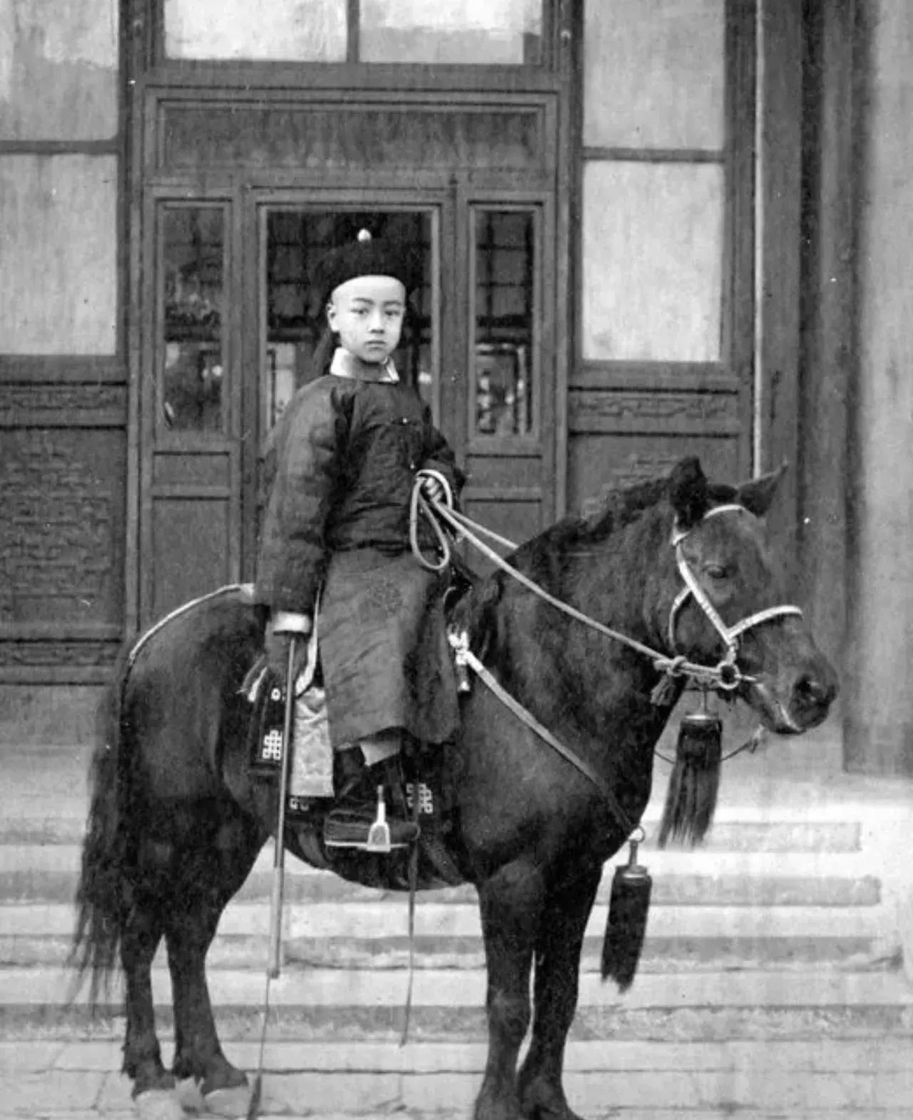 1890年，时局动荡的清末，刚刚4岁的爱新觉罗.溥伟，在皇宫前骑马时，留下了这张