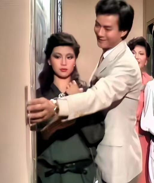 翁美玲的悲剧，无线电视台早就埋下了伏笔。
1983年，一部《夹心人》成了她事业的