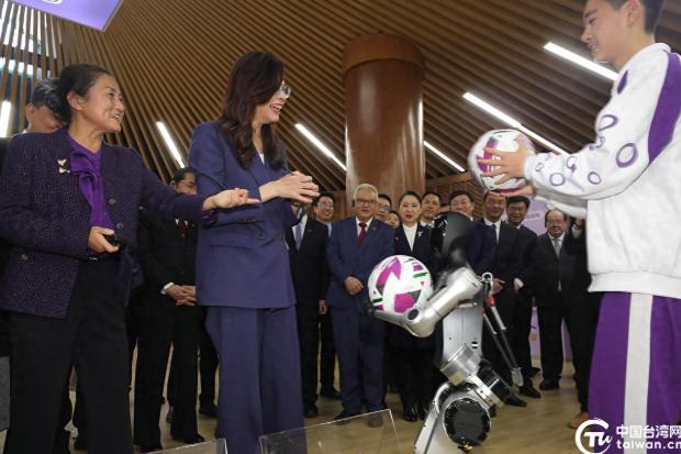 郑丽文的反应着实令人意外！
在参访清华附中期间，她一时兴起，半开玩笑地直言要把这