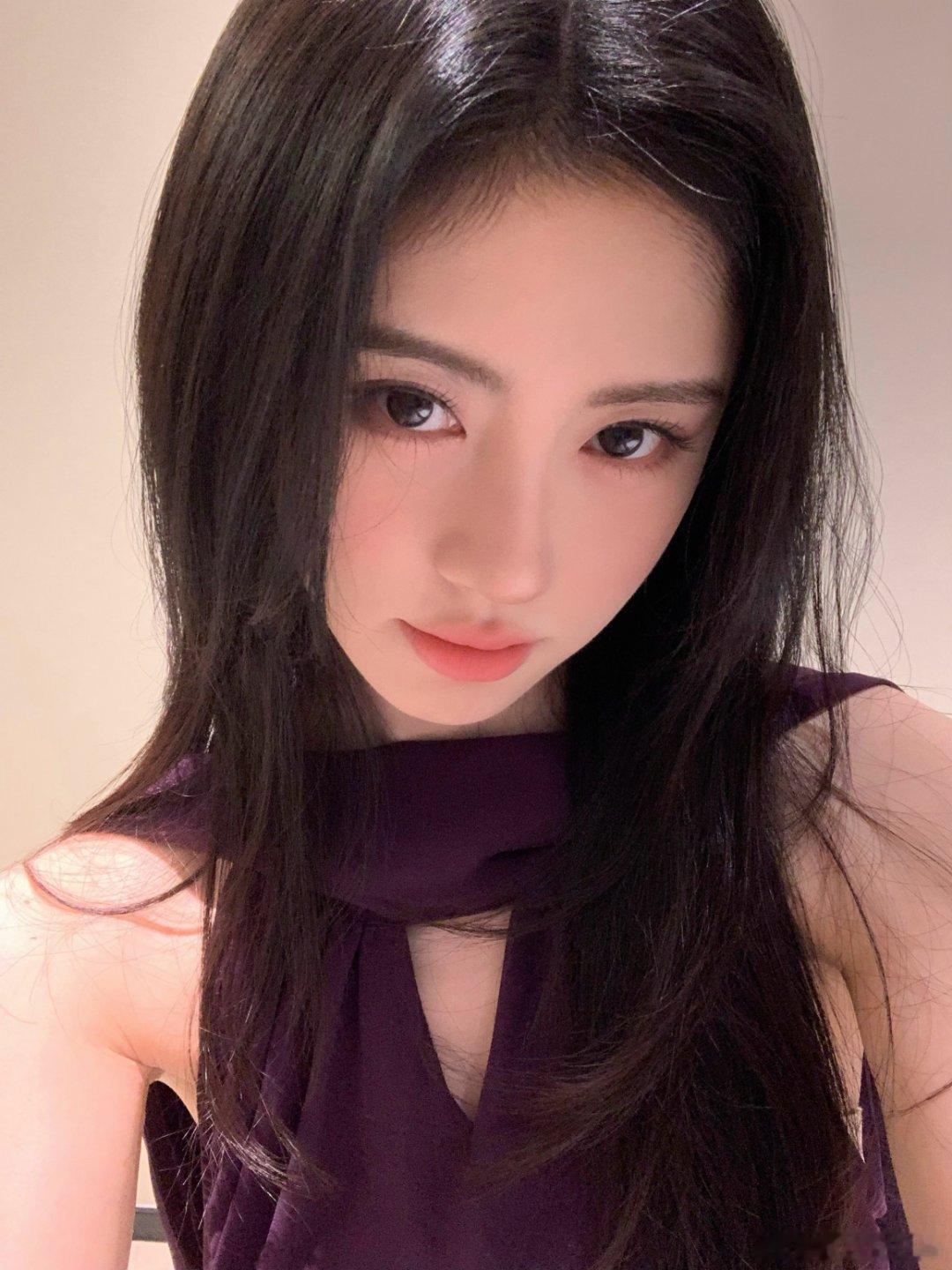 鞠婧祎 jjy鞠婧祎姜黎非 jjy鞠婧祎 眼泪落在屏幕上，会不会变成你头顶的雨季
