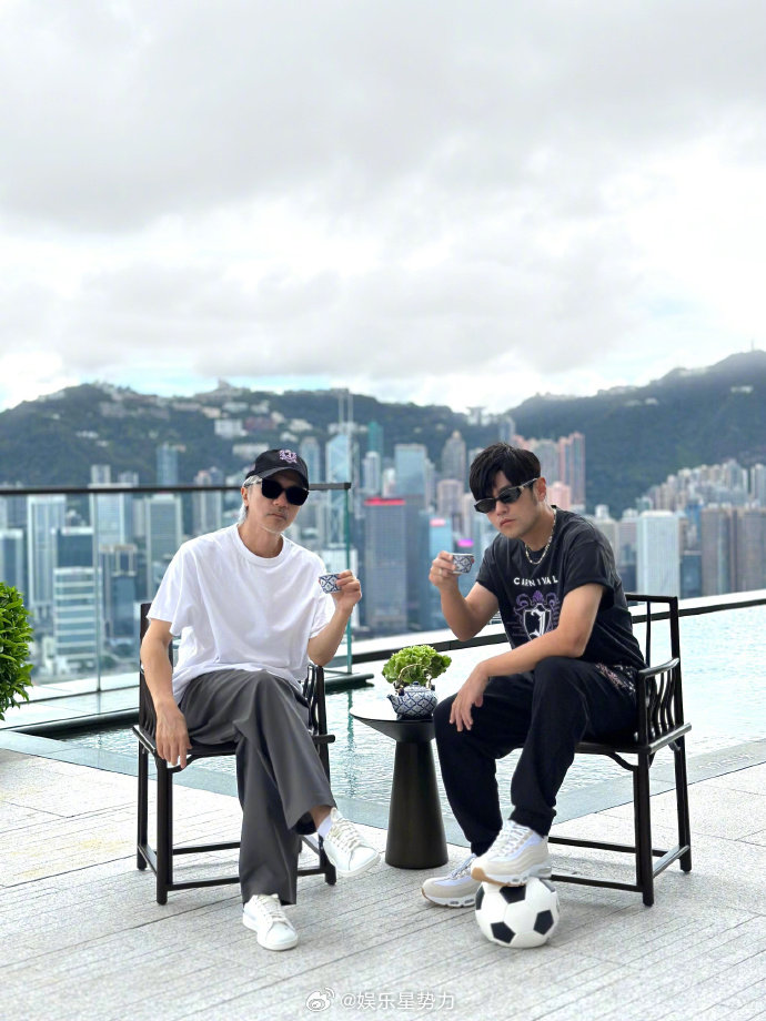 周杰伦周星驰合照 周杰伦周星驰 双周合体 陈震宇分享周杰伦与周星驰在香港的合影，