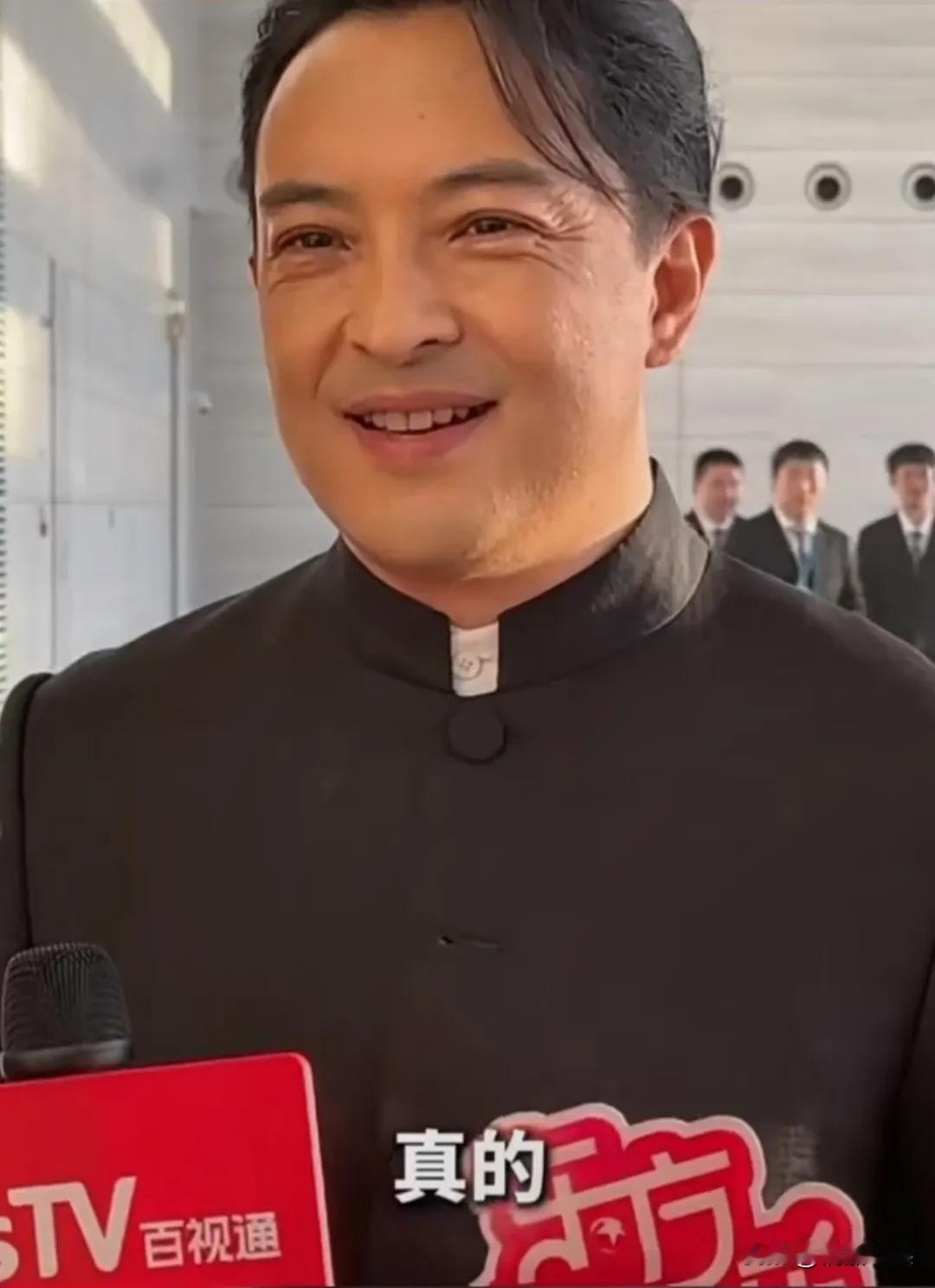 嘛哎！难道男演员最后老了，都要姨化吗？
我最喜欢的男演员，变化好大啊，怎么肿成这