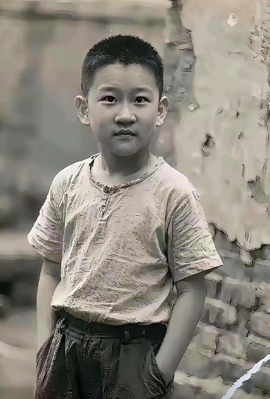 这小男孩一出现，真不是我吹，99%的人第一眼都得愣一下：这也太像了吧？
你要是能