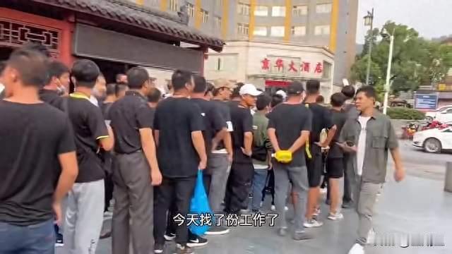 横店群演没戏拍，无奈远赴台州会展做冲场兼职，五十块一天