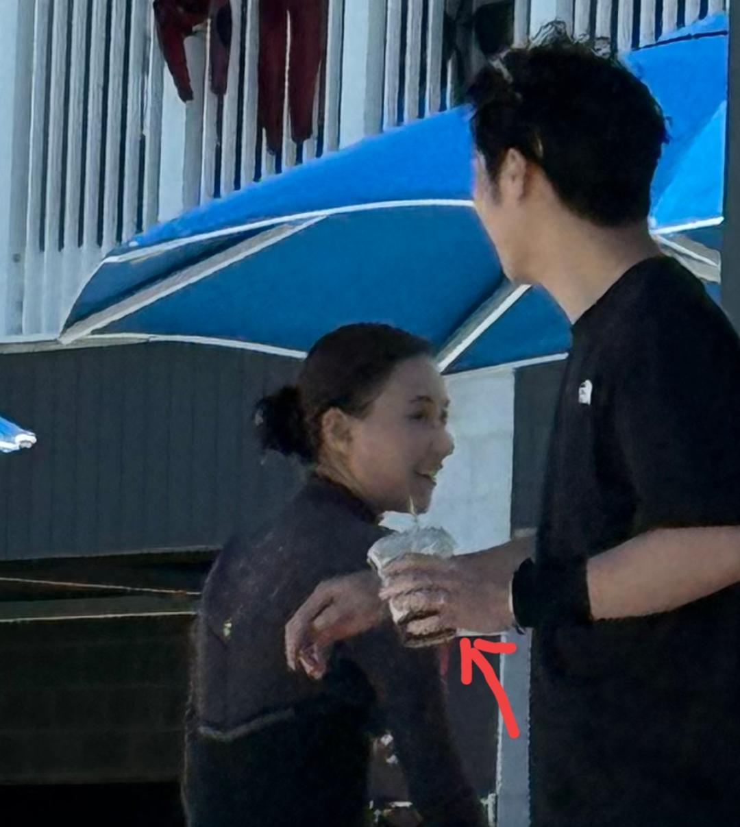 窦骁和何超莲终于合体秀恩爱了！

两人的婚姻，可谓是让一大波吃瓜群众们操碎了心。