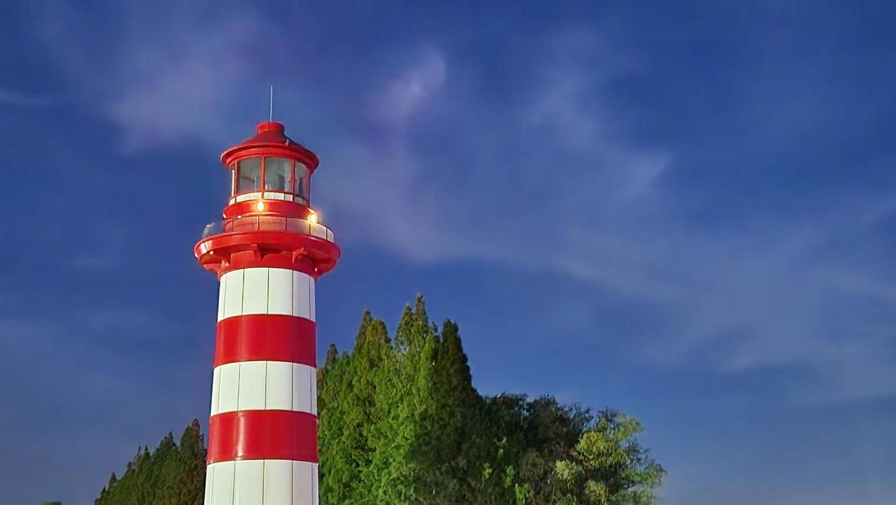 静坐鱼嘴江岸，听晚风渡川。山河风景常在，自得人间清欢。南京鱼嘴湿地公园日落 创作