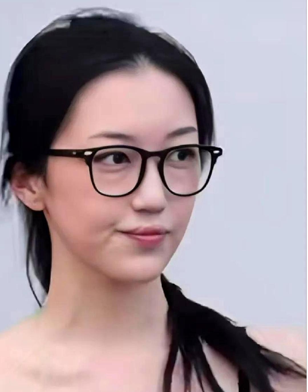 看了李嫣的嘴唇，我特地问了搞医学的表舅，她的唇腭裂会不会传给下一代，没想到表舅白