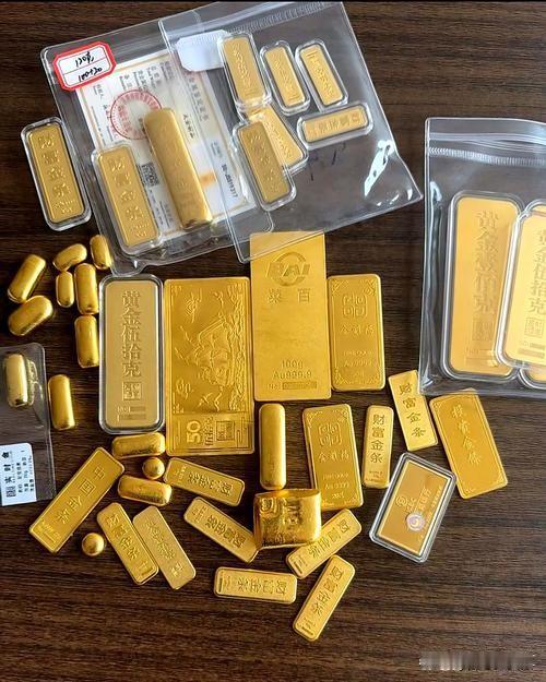 金价一年狂飙70%！现在冲进去还能赚钱吗？

疯了！真的疯了！2025年黄金涨得