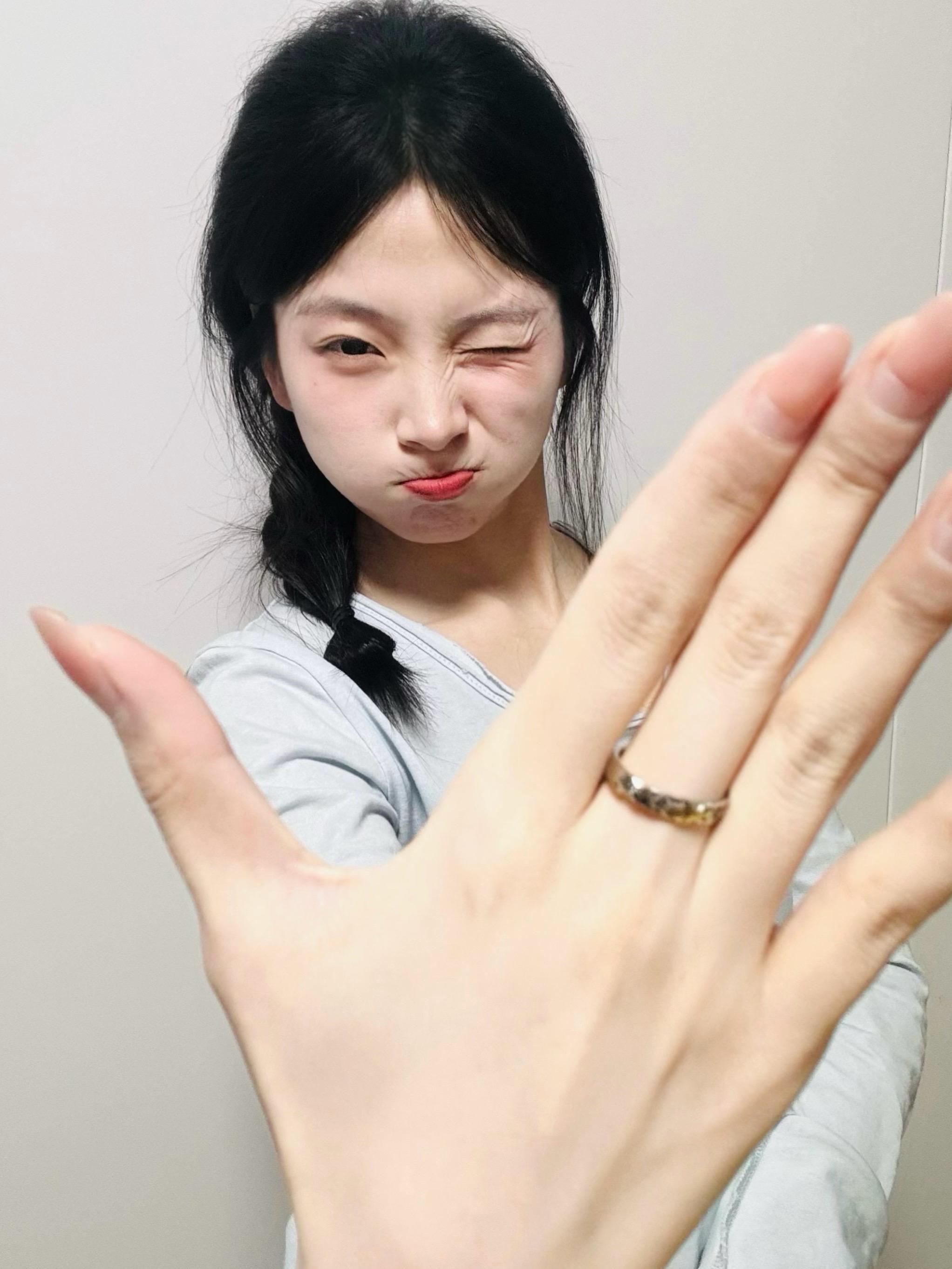 真不知道有什么好炫耀的 你怎么知道我闺蜜给我买了戒指💍，不就是一个戒...