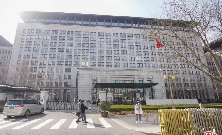 【中方对美启动2项贸易壁垒调查　涉全球产供链及绿色产品贸易】据央视新闻报道，27