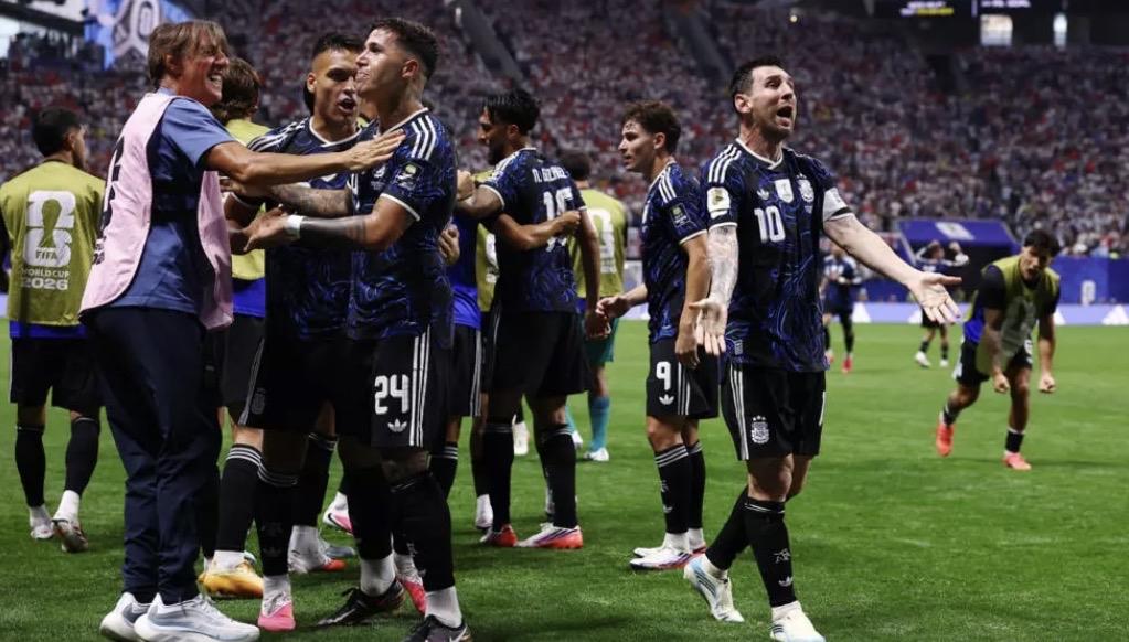 2026年世界杯：阿根廷逆转战胜英格兰，晋级决赛  
在亚特兰大举行的激动人心的