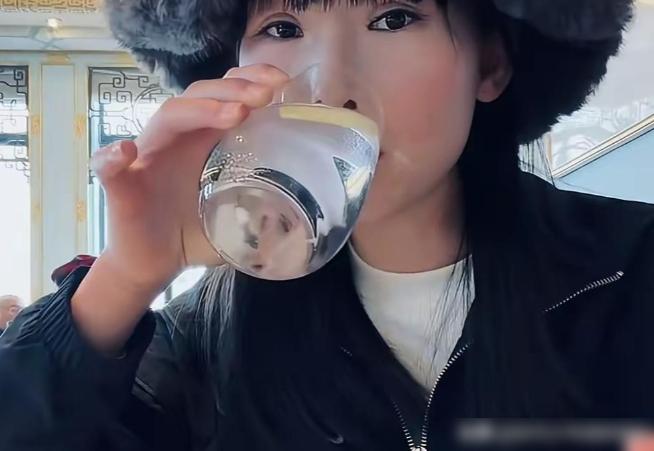 只要自己不尴尬，尴尬的就是别人！这位姑娘预约了上海和平饭店中午时间就餐。然后只点