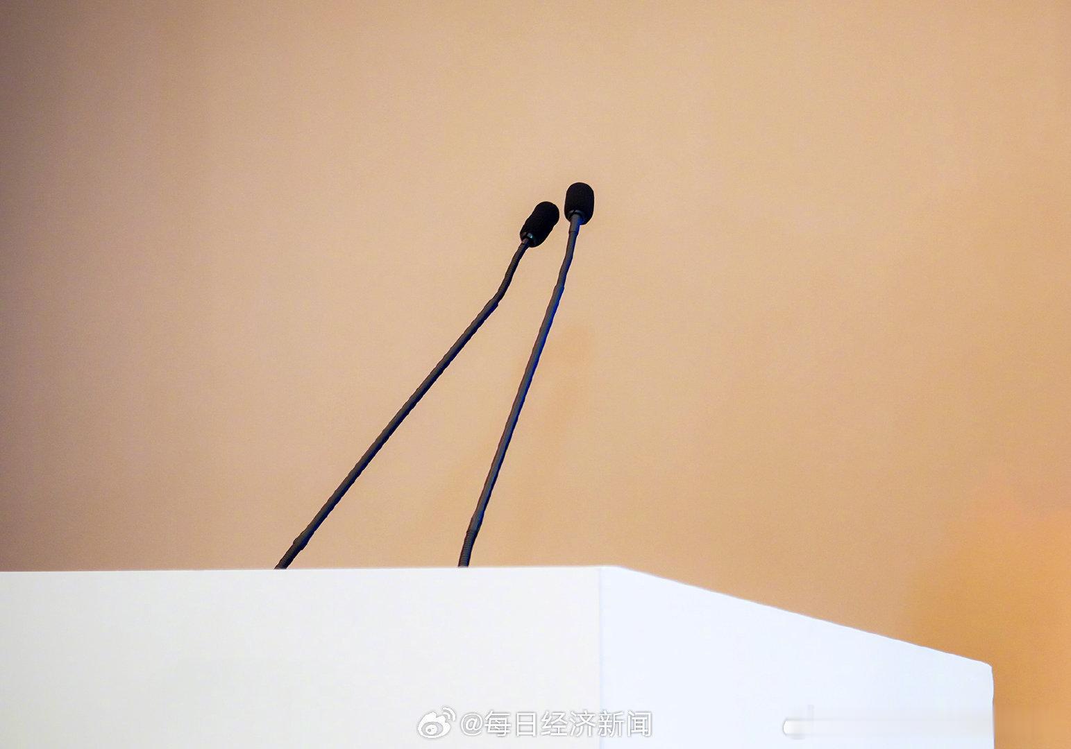 桂哥评：现在哪个更好用？跟国外的几个AI大模型比差距大吗？===千问上新深度推理