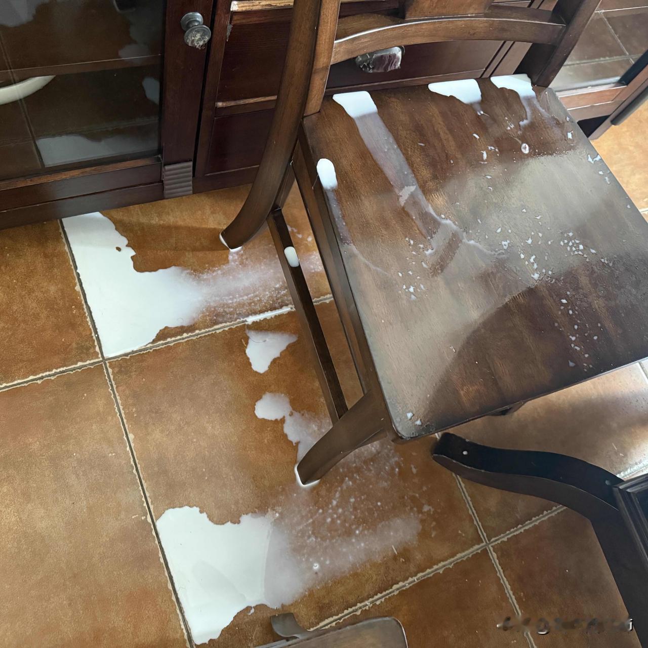 回到家我是崩溃的
我去店里了，领导在家里吃早餐。给我发微信说牛奶被他打倒了，让我