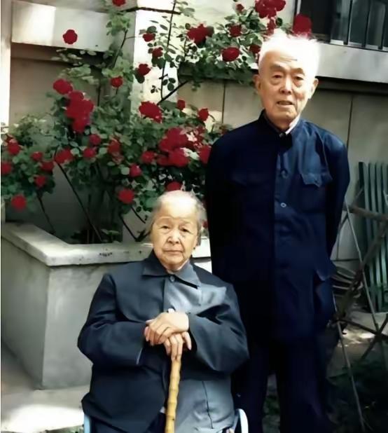 [月亮]1964年，北大教授季羡林听说妻子彭德华要来北京，连夜把家里的大床换成了
