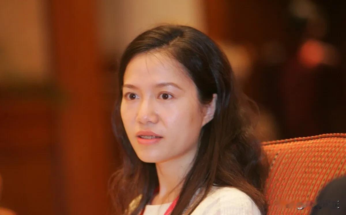 突然心疼起她。

杨先生走了，剩下翁女士独自一人。
往后余生，谁来陪她立黄昏？