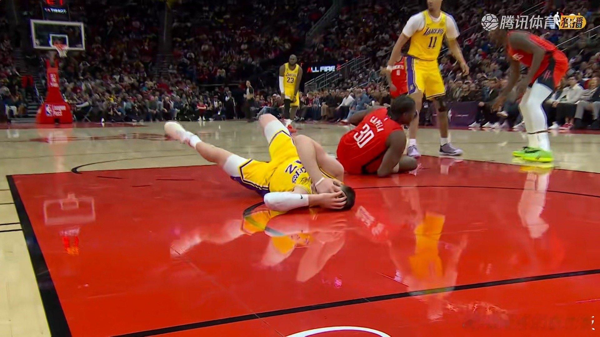 拉拉维亚又拼下一个球权，裁判要回看！湖人vs火箭