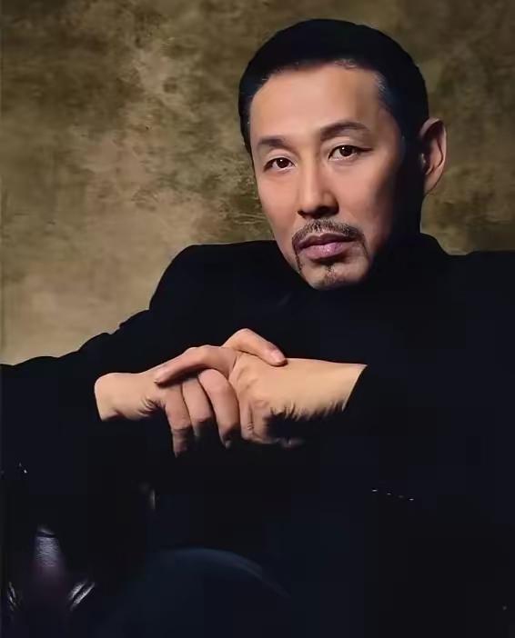 陈道明说：
“人这辈子，最危险的两个敌人，一个是自己的嘴，一个是身边的熟人。管住