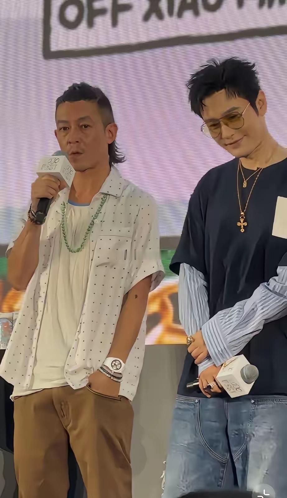 黄晓明和陈冠希同台，直接把全网看懵了。
黄晓明先上台稳稳站在C位，全程视线放空没