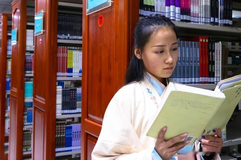 谁说胖女孩穿汉服不好看？那是没掌握对方法。在领型上，交领和对襟襦裙就很不错，像唐