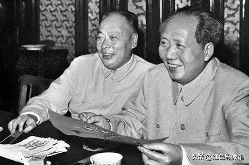 黑白旧照定格温馨一刻，毛泽东与陈毅并肩而坐，一同翻看资料，二人开怀大笑。历经战火