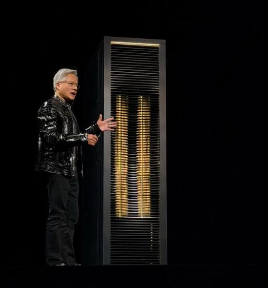 上，黄仁勋的皮衣更亮了，他带来的东西也更亮，更大了，他不只极限于卖显卡了，提到了