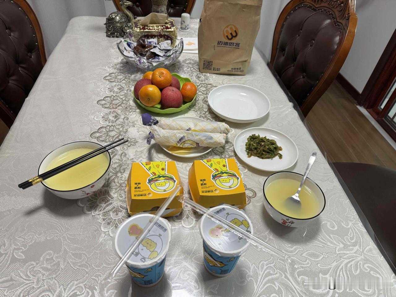 今天晚上啥也不想吃。
就想吃汉堡包。结果点了两份。
香辣鸡腿汉堡。
香辣鸡肉卷。