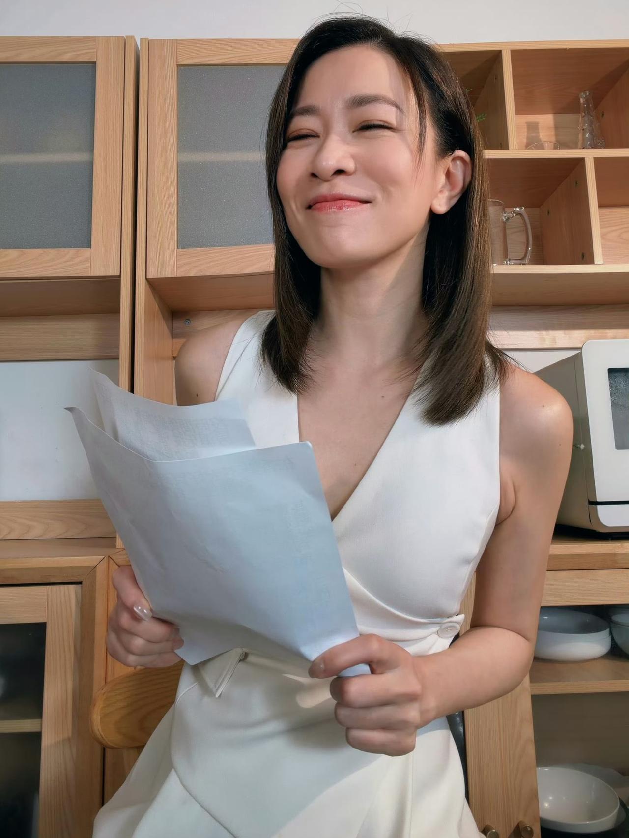 果然，热爱工作的佘诗曼，状态特别好！

51岁的她，凭借自身魅力，在炎炎的夏日里
