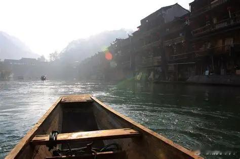 泛彼柏舟，在彼中河。髧彼两髦，实维我仪。之死矢靡它。母也天只，不谅人只！泛彼柏舟