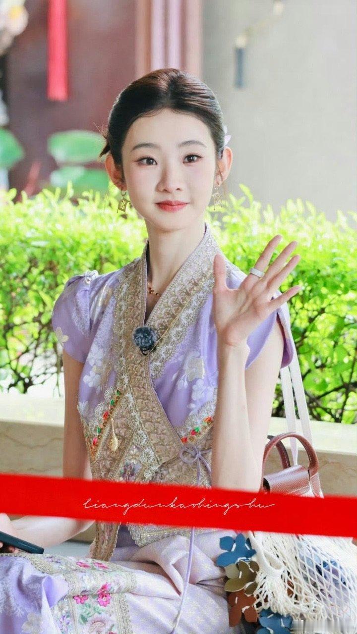 张艺凡紫色傣服上班张艺凡紫色傣服好配完全傣族公主！好适合紫色呀！ 