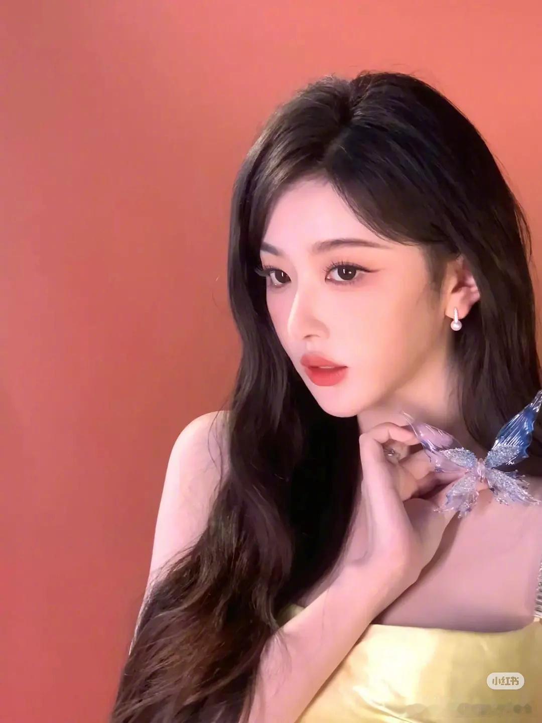 孔雪儿被说像鞠婧祎，看着像嘛？ ​​​