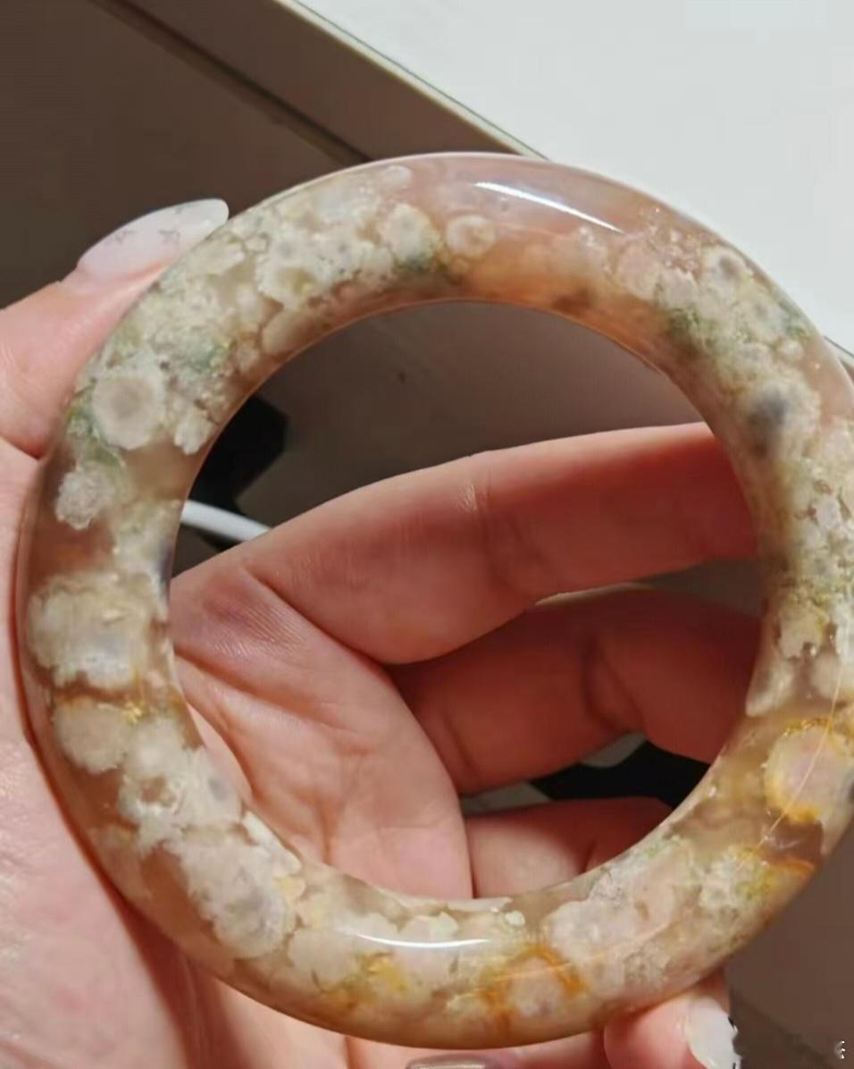 手镯里面都发霉的样子了，老古董值钱啊！ 