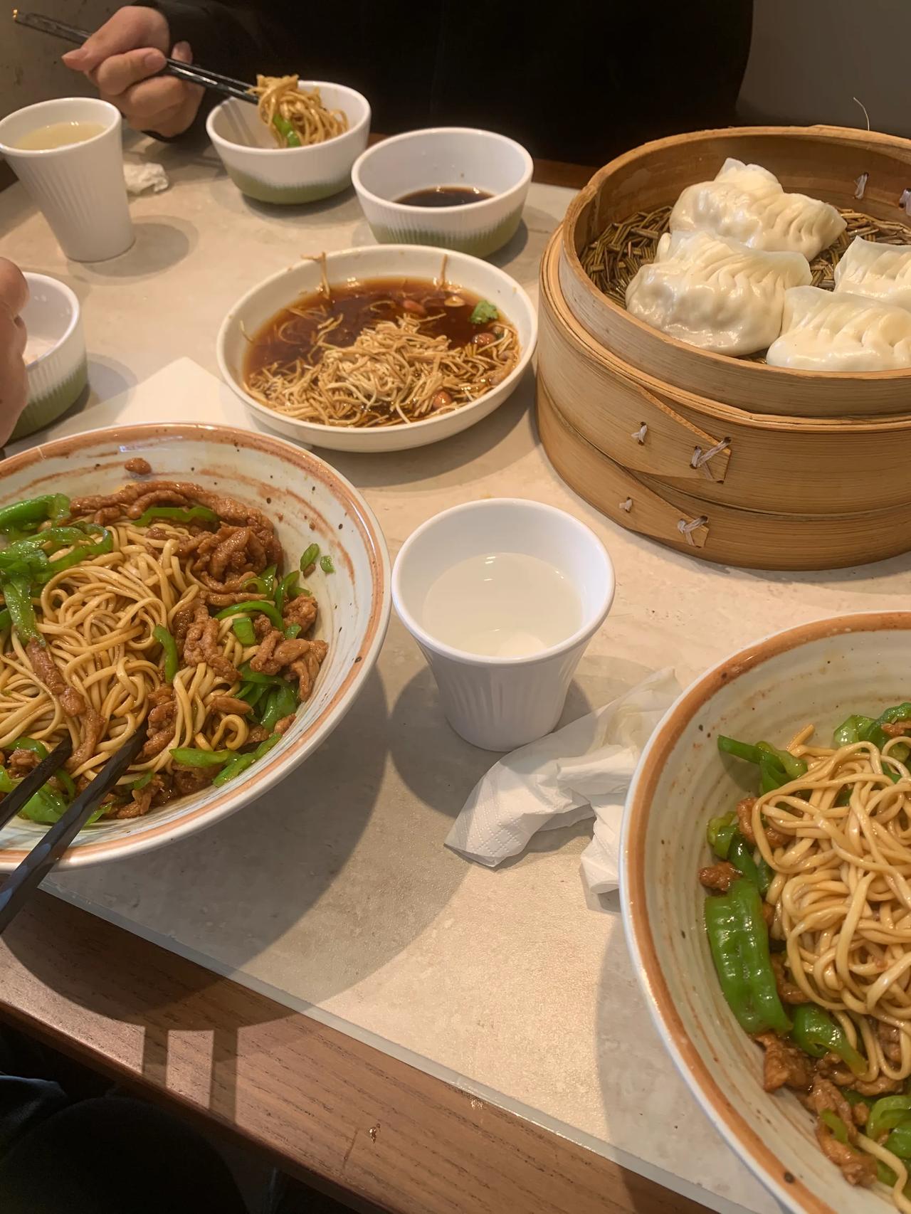 在小县城里面，活得最舒服的一批人

1.夫妻至少有一个在体制内
2.工资6000