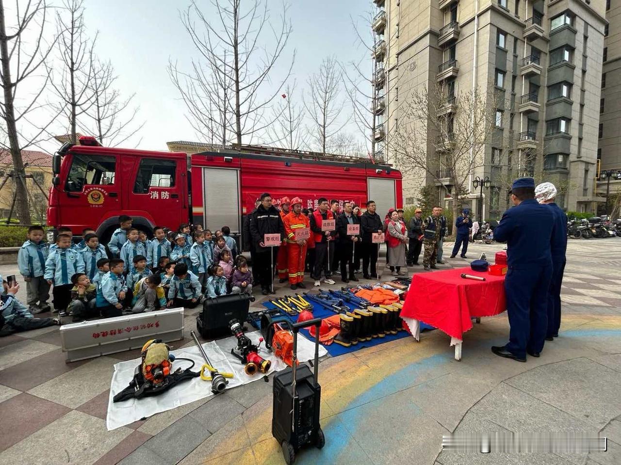 全民消防 生命至上——万柏林区西中环东社区开展消防演练
 
近日，万柏林区小井峪