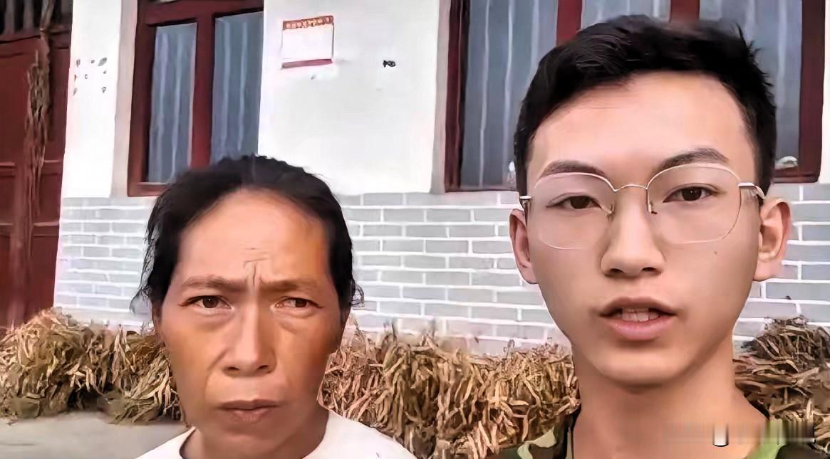 泪目！贵州遵义，奶奶抚养孙子15年，孙子考上大学后给她一个信封，打开后奶奶哭成泪