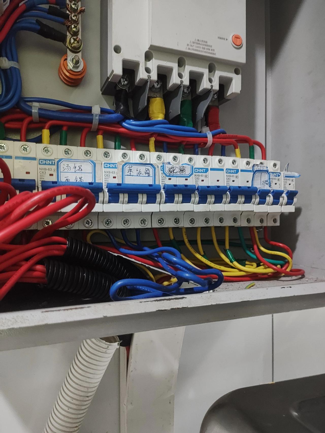 维修行业这么卷吗？饭店厨房电器挪位置改电，大炒锅、汤锅、电磁炉蒸饭箱总共接6组线