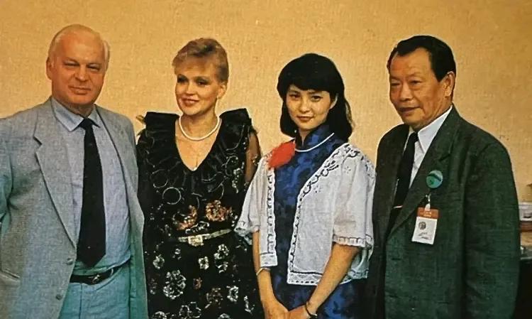 图一 1985年李羚参加第14届莫斯科国际电影节，带去的影片是《黄山来的姑娘》
