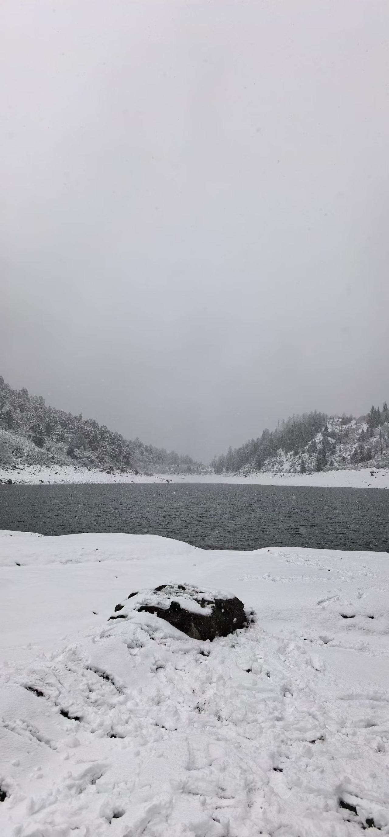 得荣太阳谷
​雪中的次仁错，可能才是它最美的样子。
