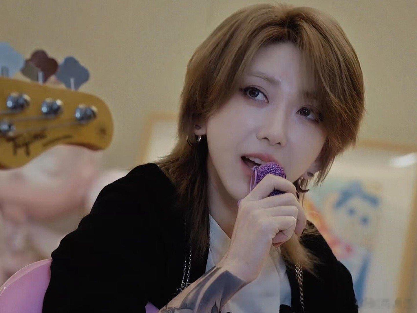 刘忻 对她的心疼有11年时差刘忻与粉丝的双向奔赴，是十一年的陪伴与心疼，新歌《A