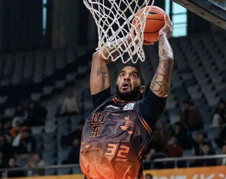 山东高速男篮的火药桶，在常规赛最后时刻爆发了！克里斯的牛脾气在第二节连吃两次T，