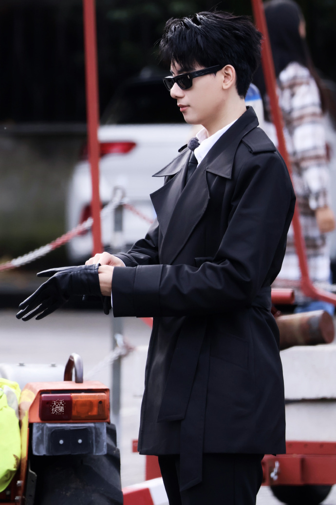 谁懂这个all black的胡先煦有多帅，看到直接就想“hi少爷”了[憧憬] ​