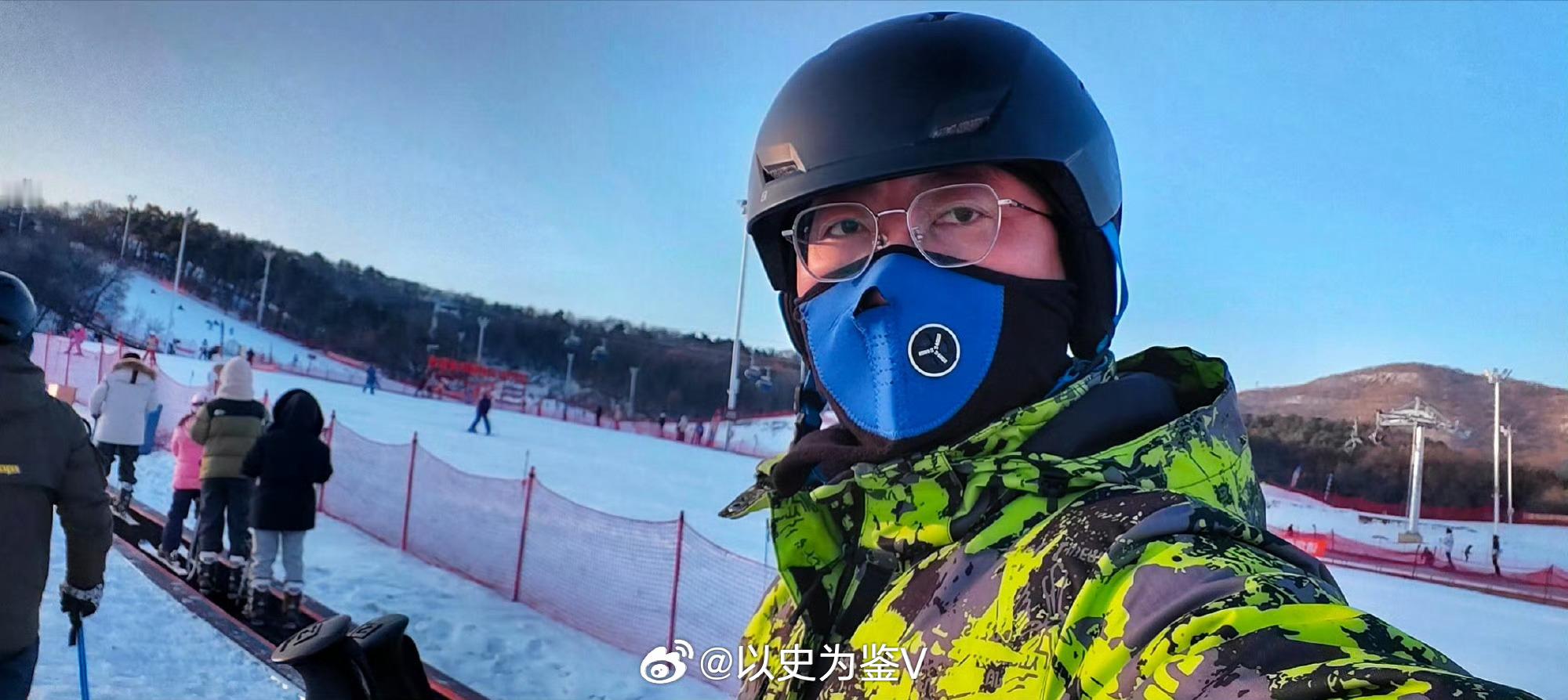 4岁小孩哥河北滑雪炫技又萌又飒戏冰雪的显眼包都来河北了又到一年雪季，各地文旅都开