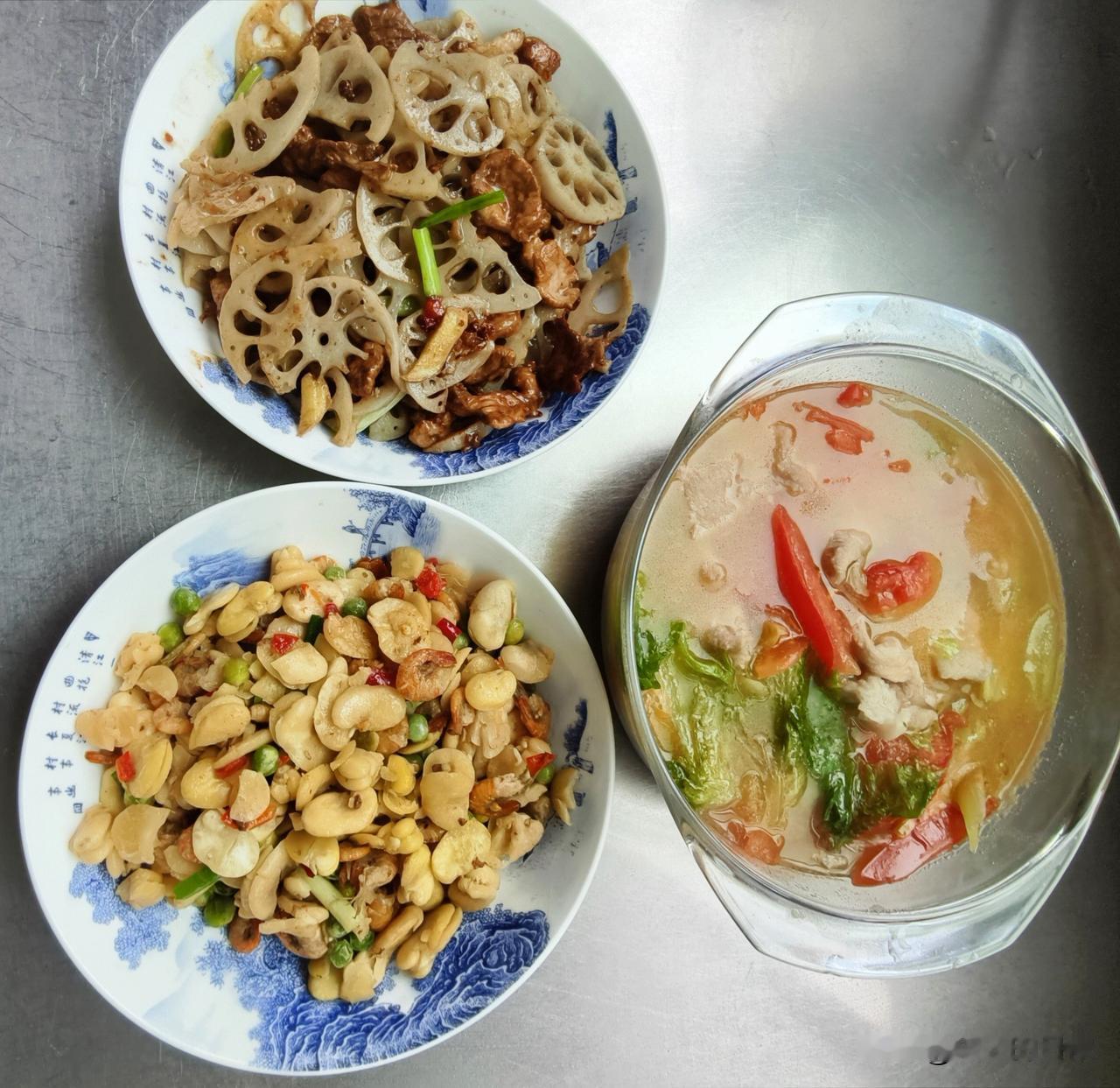 今天南京又是个雨天，还发布了暴雨蓝色预警。气温在25∽29℃，没有昨天那么潮热了
