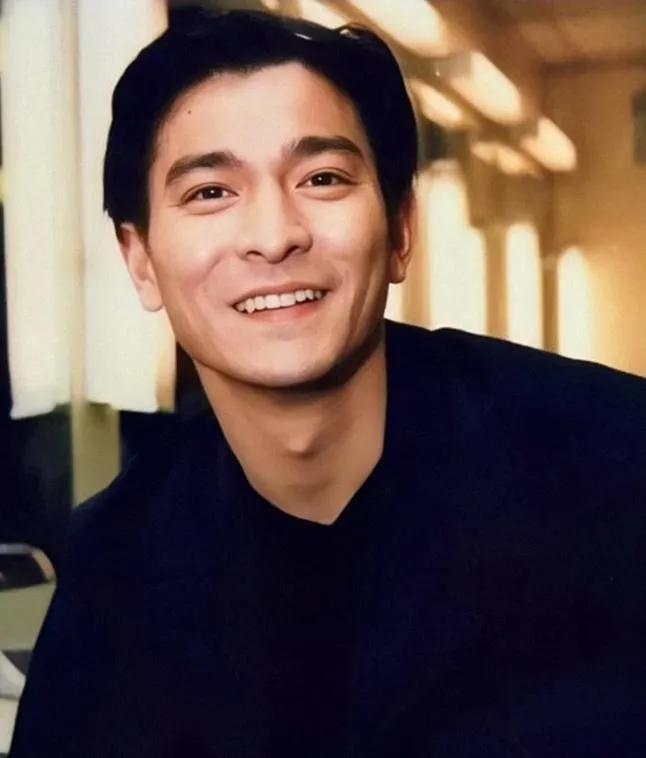 刘德华完成救赎的闭环，用了整整三十年。1993年，他在人民大会堂一句口误，把北京